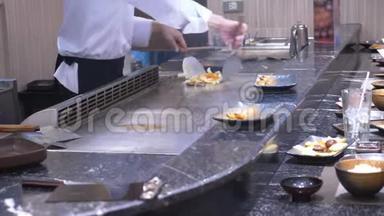 烹饪韩国烤架，亚洲美食场..
